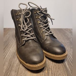 Women's St John's Bay boots sz 8.5